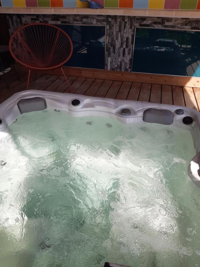 Chambre Familiale Avec Piscine Chauffee Et Jacuzzi Bernadets-Debat Exterior photo